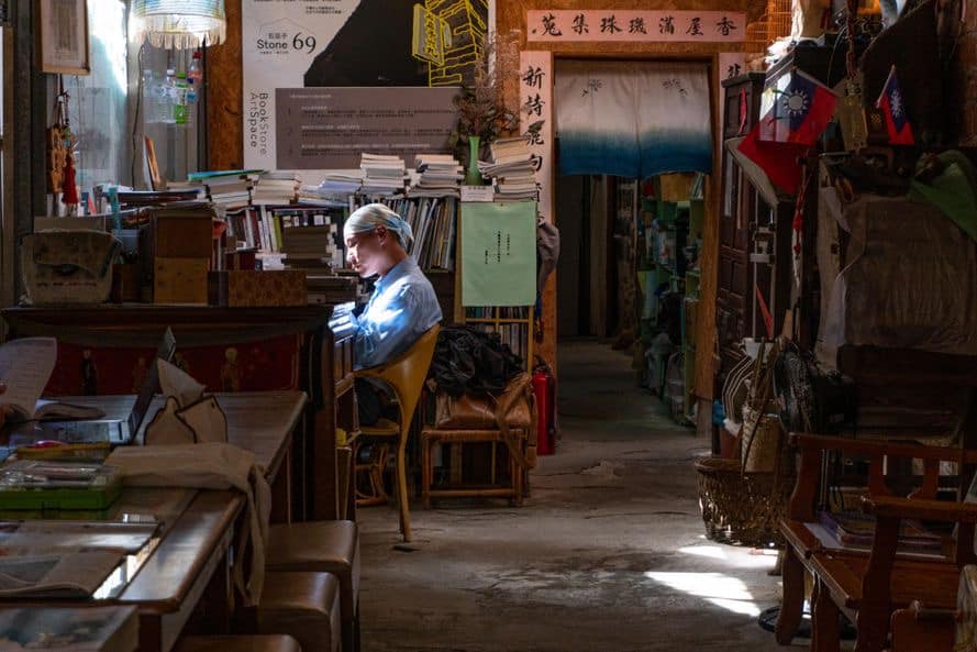 盧文鈞邂逅新竹關西老屋後，遵循心志創辦「有機書店」。圖/取自與美感教育共舞 臉書（盧文鈞提供）