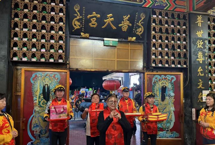 騎行隊抵達新竹普天宮，由鄭逸榛董事長（中）擔任祈福官，祈求風調雨順國泰民安。圖/張蔭泉攝