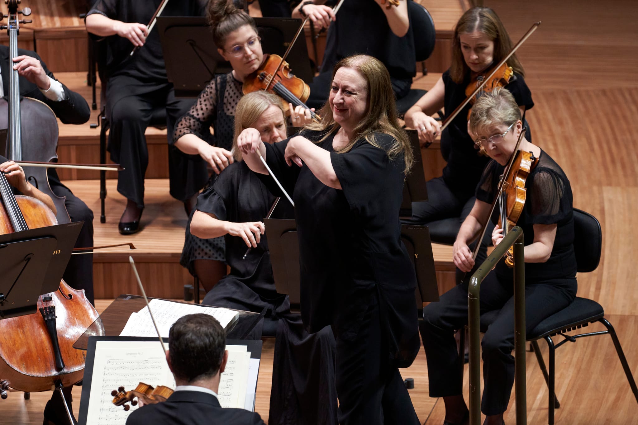 西蒙妮·楊是首位在拜魯特指揮全本《指環》的女性指揮。圖/取自Sydney Symphony Orchestra臉書