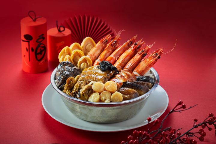 金龍餐廳主廚許耀光精心推出香港農曆年不可或缺的「滿漢盆菜」，一鍋匯聚山珍海味，祝福闔家團圓、福氣滿載，每份售價NT$8,888(6人份)。圖/圓山大飯店提供