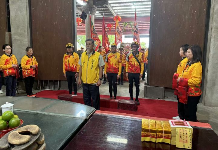 騎行隊抵達彰化埤頭天濟宮,住持莊銘聰主持祈福禮。圖/張蔭泉攝