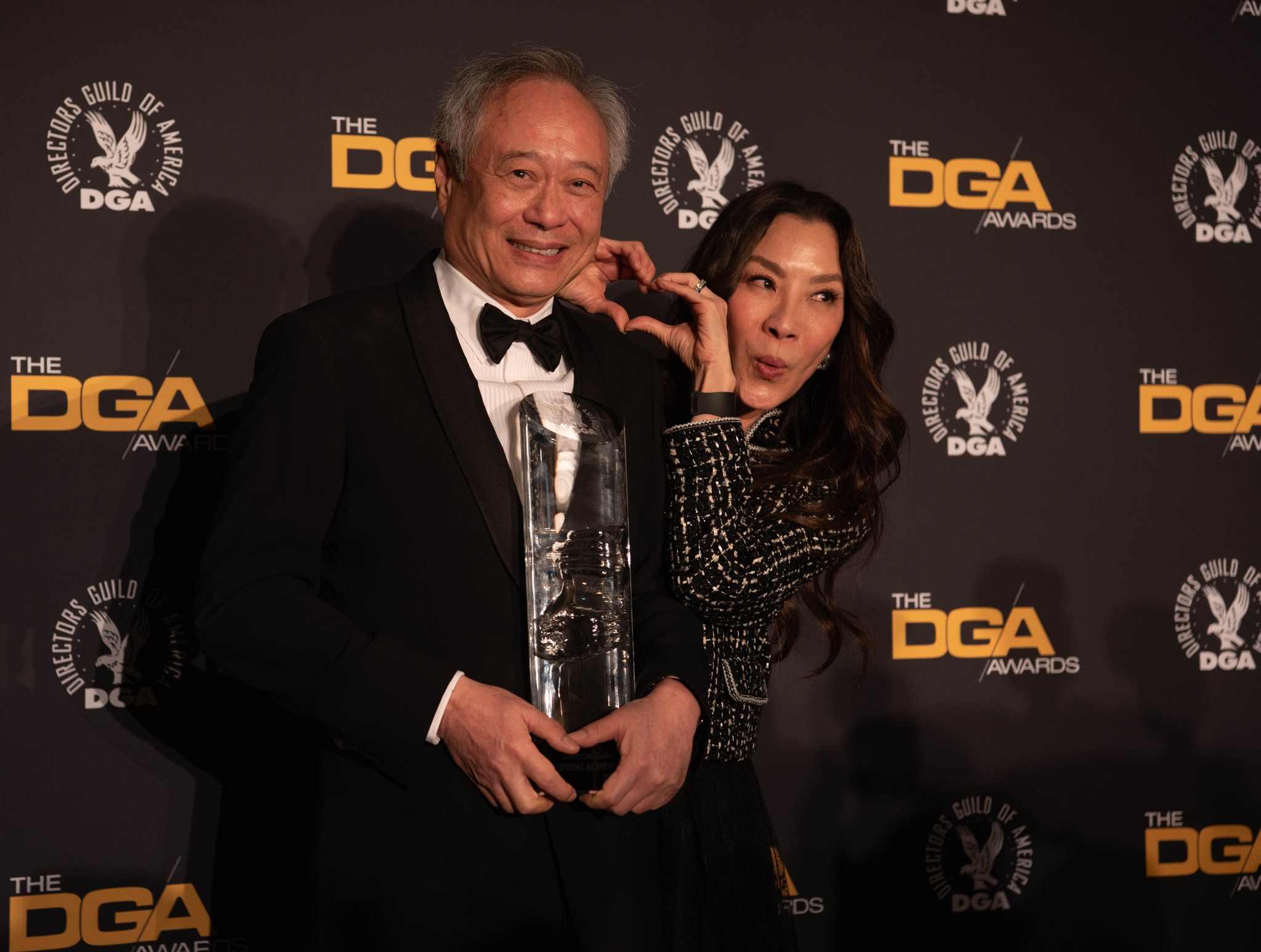 李安於美國導演工會（DGA）頒獎典禮上，由奧斯卡影后楊紫瓊頒發最高榮譽終身成就獎，成為該獎項創設88年來第37位得主。圖/取自Directors Guild of America臉書