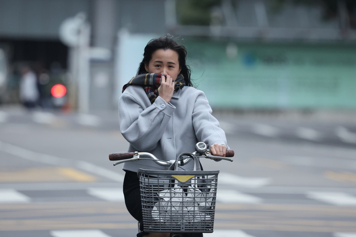 雖然濕氣減低，但仍受強烈大陸冷氣團影響，外出請注意保暖。圖/取自中央社