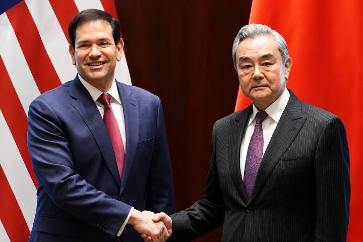 美國國務卿盧比歐（Marco Rubio，左）在菲律賓馬尼拉與中國大陸外交部長王毅舉行雙邊會談。（圖／取自APT YouTube）