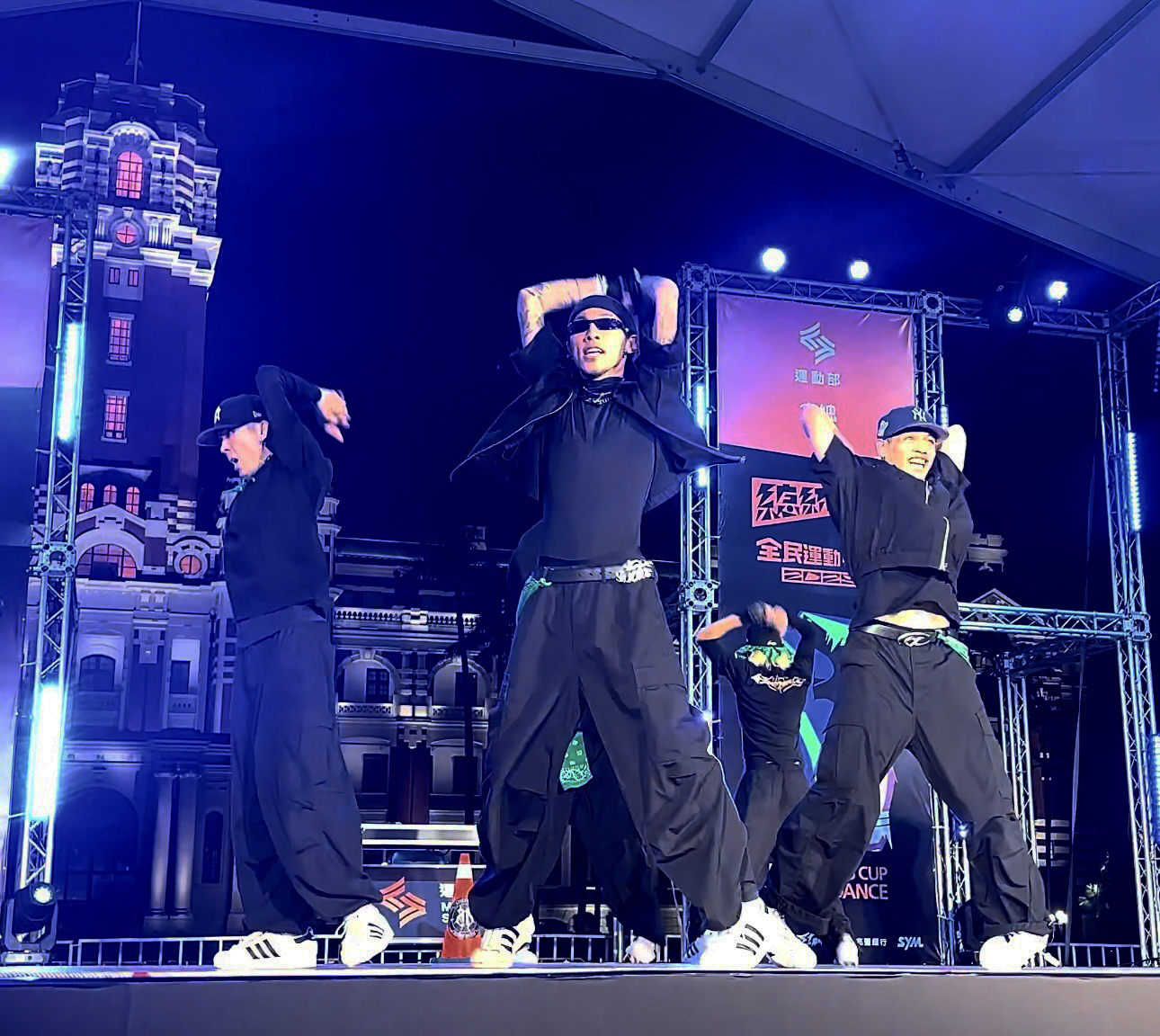 情緒與故事線一路推到尾聲，Breaking Bad Litefeet帶起全場尖叫聲不斷。圖為團員魚丸（左）、kobayashi小林（中）、孫樊（右）。圖片提供：記者Pinky林佩蓉