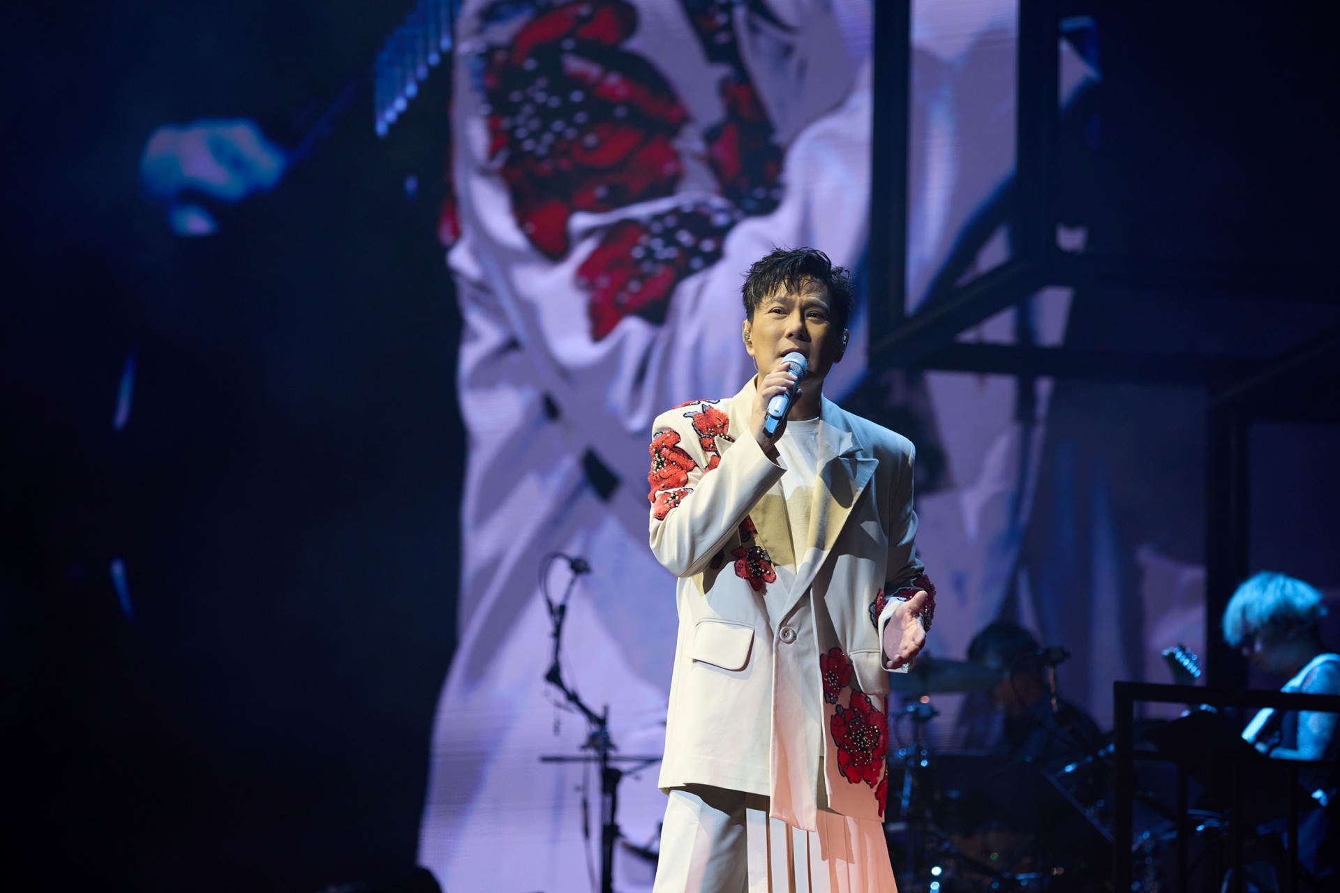 張信哲昨（9日）在杜拜舉辦個人演唱會，是華人歌手第一位在杜拜舉辦演唱會，也獲得官方頒發文化交流大使頭銜。圖/潮水音樂提供