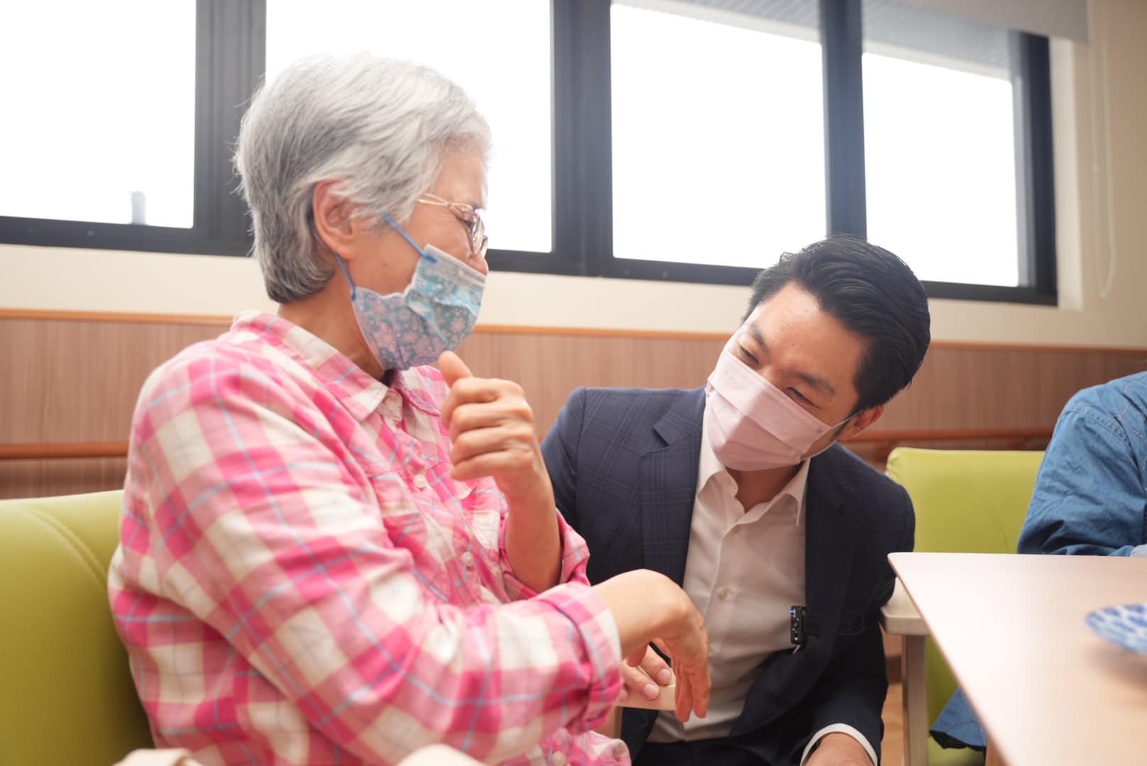 台北市衛生局宣布增加老人免費健檢名額，今年共計釋出逾6.6萬個名額。圖/取自蔣萬安臉書