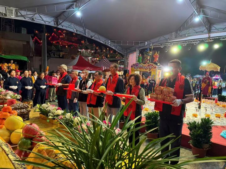 保安宮吳金定主委(右四)與丁學忠立委(右五)向關聖帝君致黃金祈福禮。圖/記者張蔭泉攝