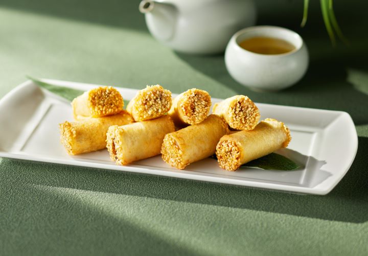 圓苑餐廳創意新作「東坡玉如意」，選用經典東坡肉，搭配老鹹菜、蒜苗與蘆筍，以吐司包裹後酥炸呈現，外酥內香、層次分明。圖/圓山大飯店提供