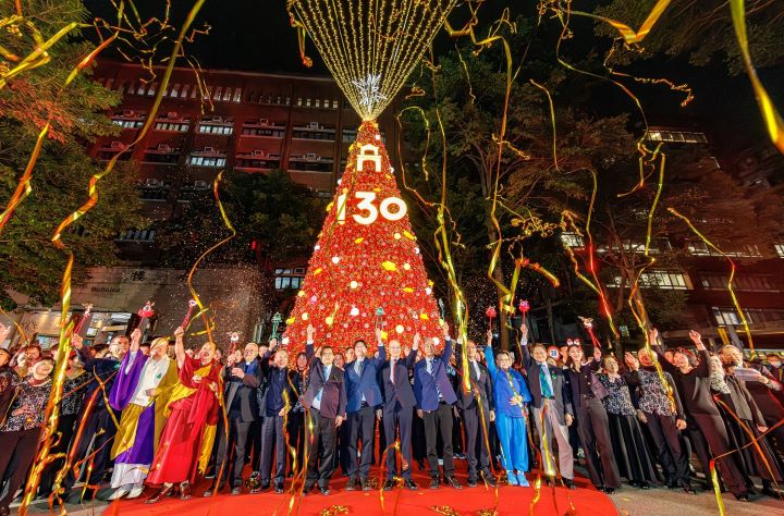 各界貴賓熱情參與校慶點燈祈福典禮。圖/億光提供