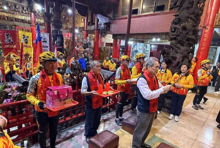 騎行隊抵達礁溪協天廟，李清林主委(前)祈求家邦永寧 。圖/張蔭泉攝