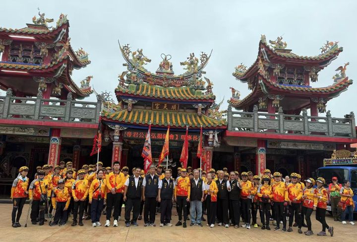 騎行隊抵達虎尾順天宮合影,祈望全台騎行平安順利。圖/張蔭泉攝