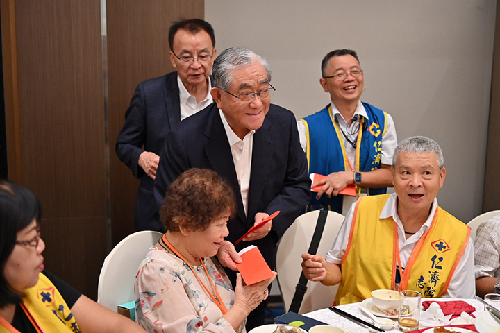 董事長林明成逐桌致贈長者重陽敬老紅包。 圖／台北仁濟院 提供