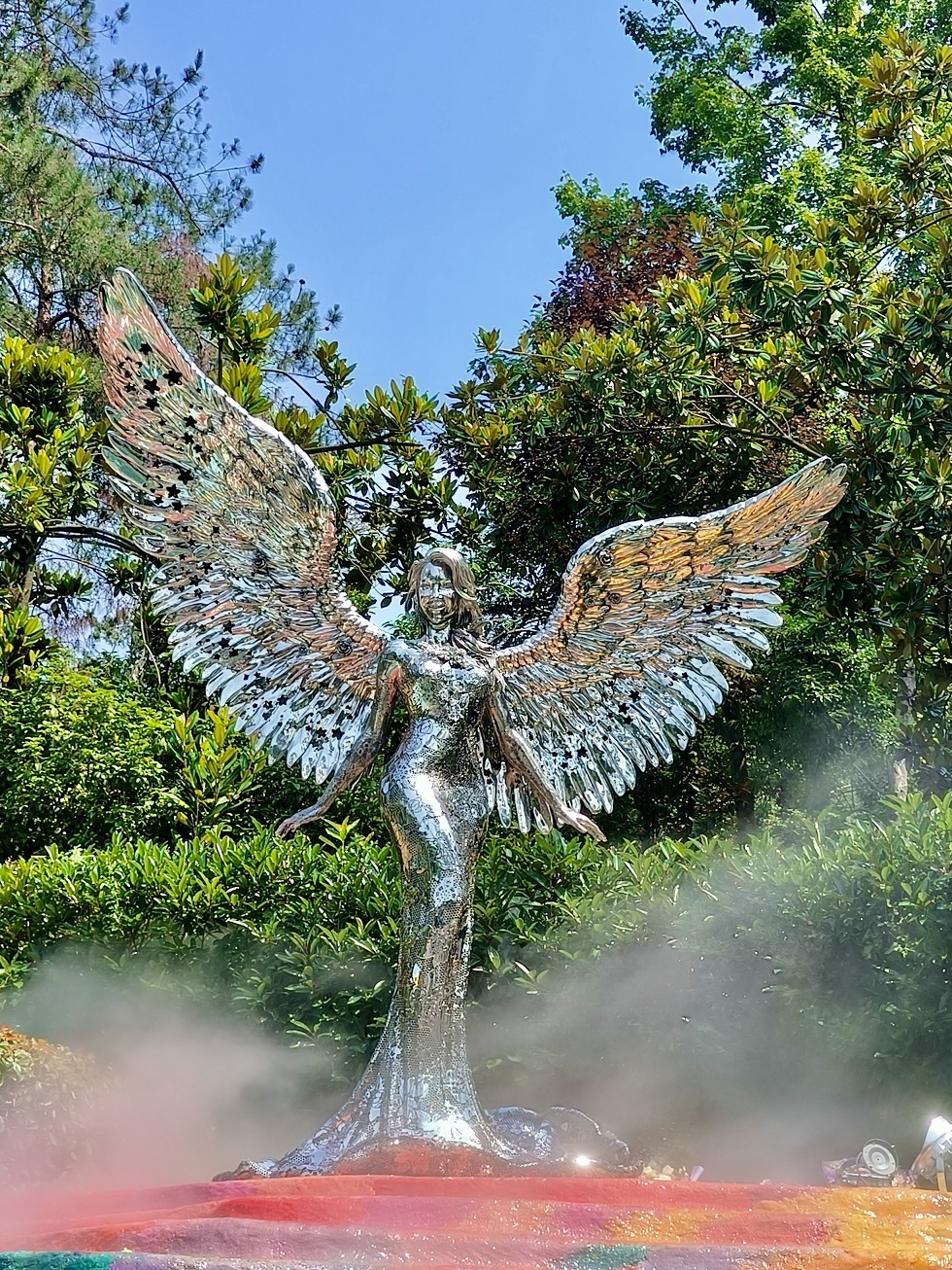 CoCo藝術紀念雕像由湖北雕塑家史金淞創作，以《維納斯的誕生》為靈感。圖/CoCo李玟家人提供