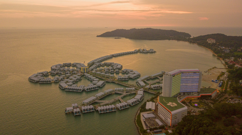 大紅花海上屋泳池別墅Villa渡假村是以馬來西亞國花（木槿花）造型打造的絕美渡假村，在這裡可以盡覽麻六甲海峽美景。圖/睿玟管理顧問有限公司提供