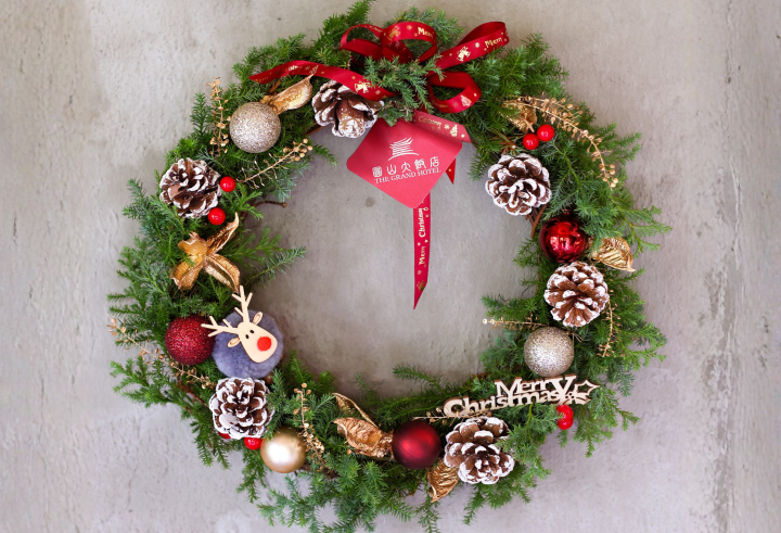 圓山大飯店今年首次推出聖誕花環DIY課程，由法國CMA認證講師親自指導，陪伴旅客打造一份只屬於自己的節慶心意。圖/圓山大飯店提供