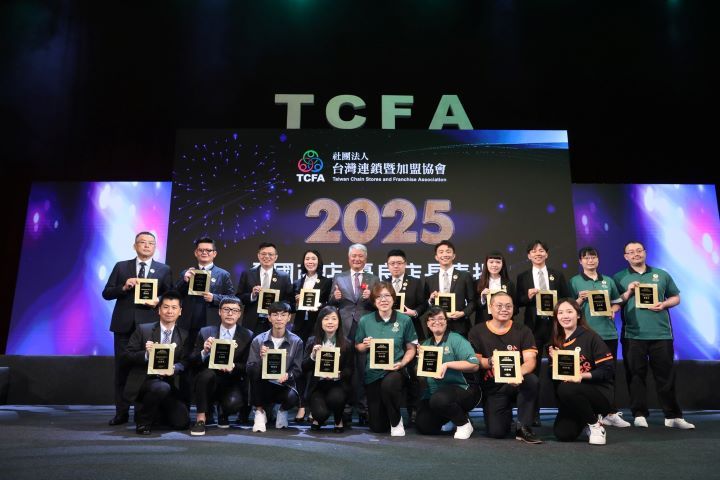 由台灣連鎖加盟協會理事長蔡德忠(後排中)頒發優良店長獎。圖/歐德集團提供