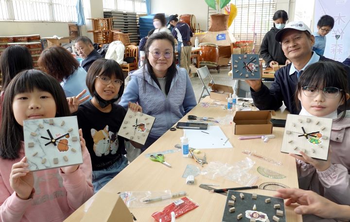 「木作森活」帶領孩子手作「森活時刻」，DIY專屬時鐘，體驗木藝的樂趣。圖/歐德集團提供