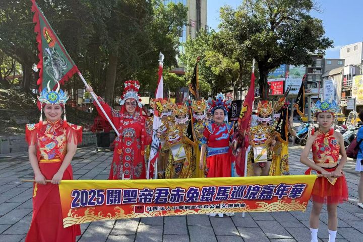 南陽義學邀集多組中高齡演藝團隊,以歌舞、民俗藝術表演獻上祝福。圖/張蔭泉攝