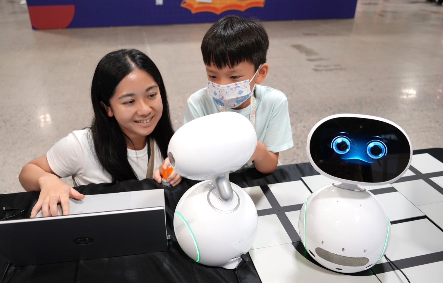 Zenbo Junior II是一款兼具生成式AI與感知能力的互動式智慧機器人，可透過AI生成「單字發音」、「會話練習」等內容，打造優異的雙語及跨域學習環境。圖/華碩提供