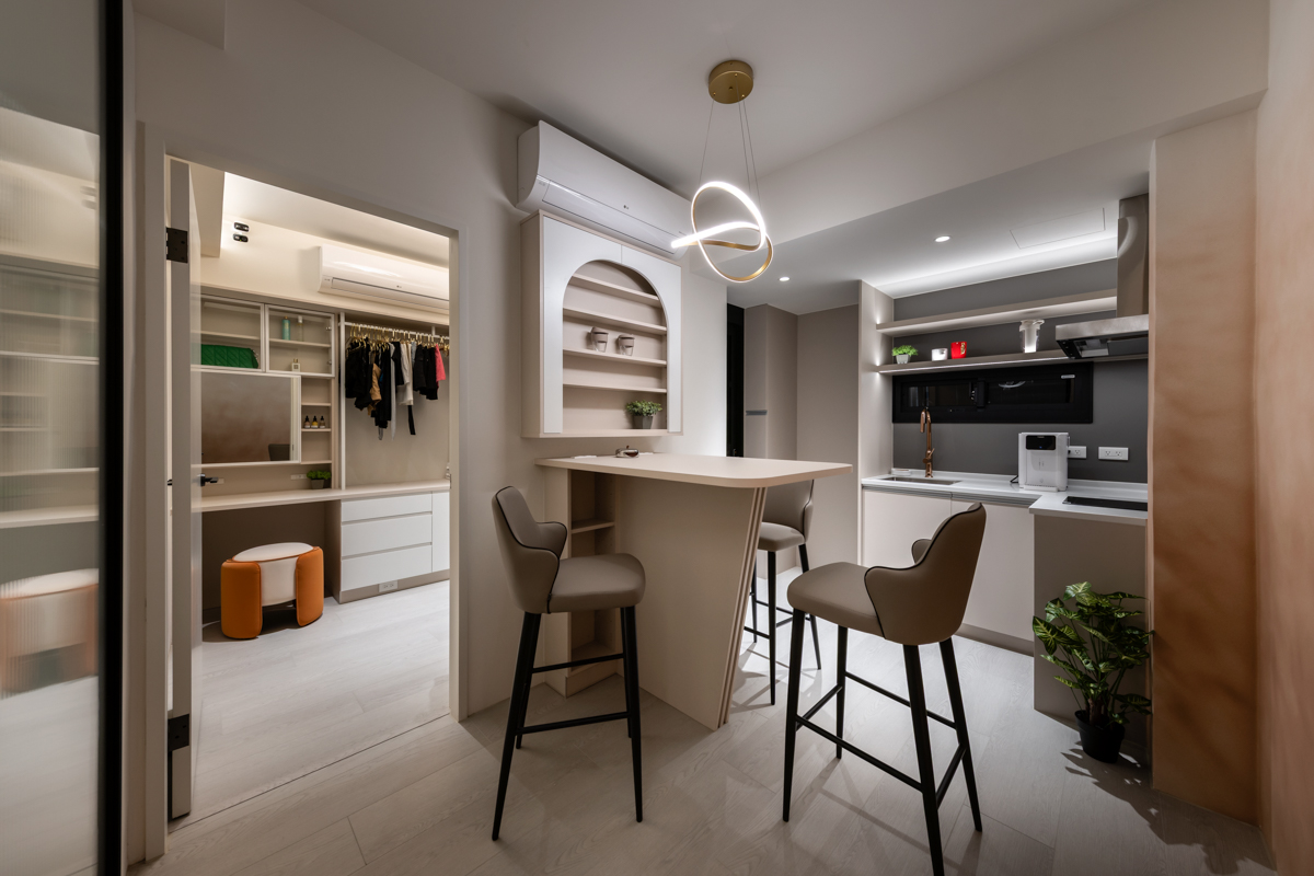 餐廳吧檯區以奶茶色為主調，歐德運用弧型造型櫃及圓弧斜腳桌，增設插座。不但可以小酌喝咖啡，還能邊吃火鍋邊充電，薔薔直呼太貼心！圖/歐德集團提供