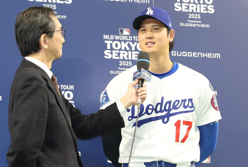 美國職棒大聯盟（MLB）海外開幕系列賽，19日晚間進行第2戰，洛杉磯道奇的大谷翔平本季首轟出爐，賽後接受採訪。圖/中央社