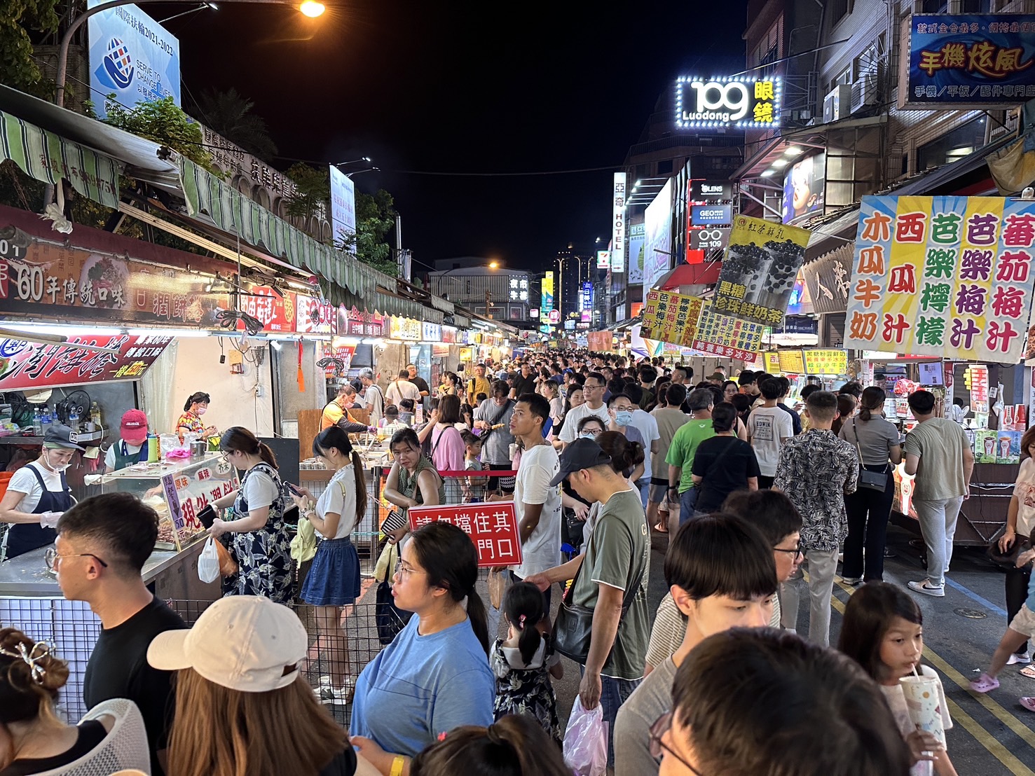 QuickseeK民調中心指出，有81.9%的日本遊客想去逛夜市。圖/陳思豪攝