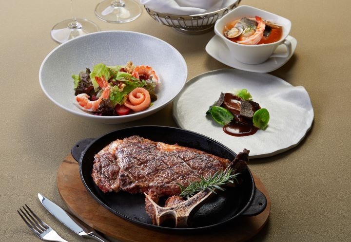 圓山牛排館推出春日限定雙人套餐，嚴選日本F1帶骨肋眼牛排（18盎司），以帶骨烹調鎖住肉汁精華，口感近A3和牛與Prime等級的豐潤表現。圖/圓山大飯店提供