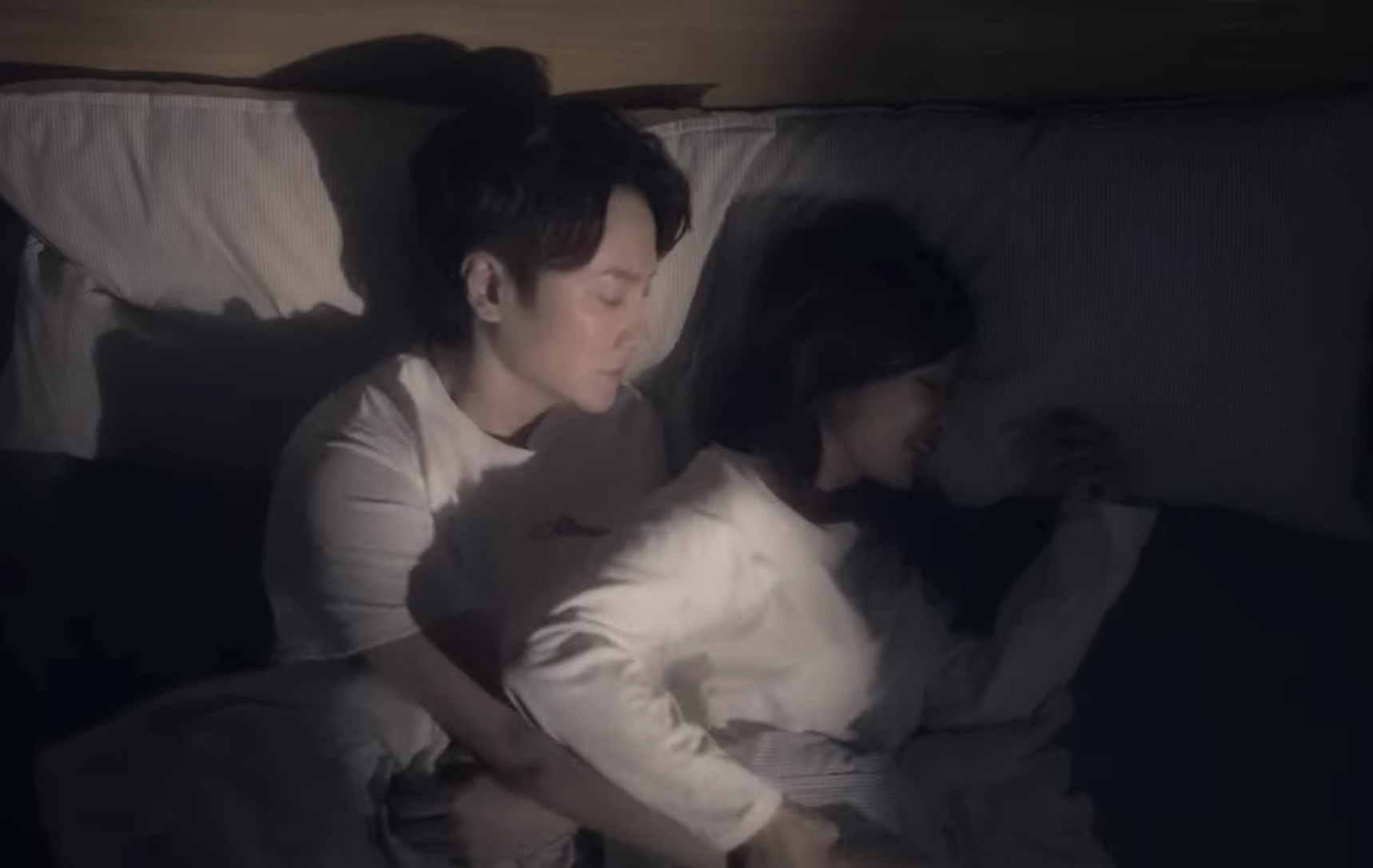 阿沁在〈妥協〉MV親自上陣與「樂天女孩」紫庭扮情侶，兩人同床共枕還玩親親。圖/晴空未來提供