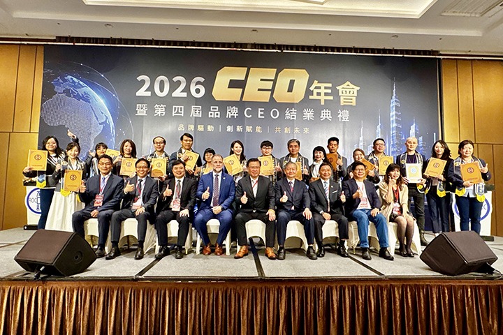 中華民國全國商業總會許舒博理事長(前排右五)、財團法人中小企業信用保證基金呂文峯代理總經理(前排右四)、美國德州州眾議院Brent Money議員(前排左四)、商總品牌加速CEO全體學員和與會貴賓合影。 圖／中華民國全國商業總會 提供