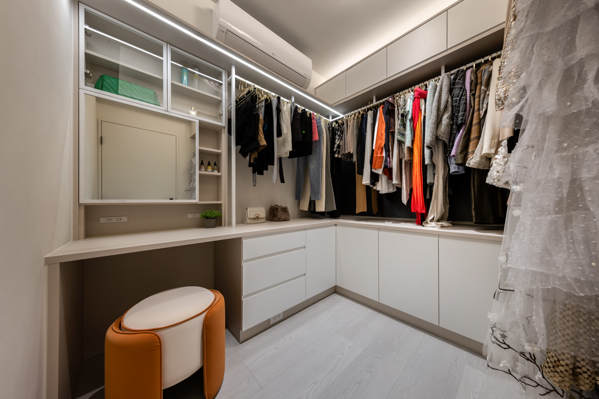 1.6 坪的空間，以L型矮櫃呈現，歐德利用檯面延伸讓空間瞬間放大，牆面上方設置淺吊櫃，中段以白色鋁方管吊掛，高收納更顯開闊。圖/歐德集團提供