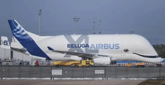 10月10日凌晨，空巴「超級大白鯨」(BelugaXL)運輸機順利飛抵天津濱海國際機場。圖/取自新華社