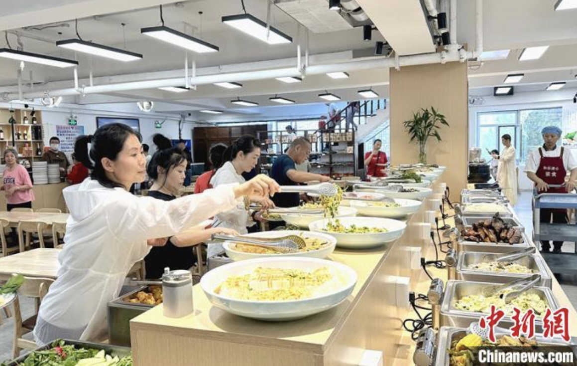 6月13日，長春消費者在素食自助餐廳排隊選菜。圖/取自中新網