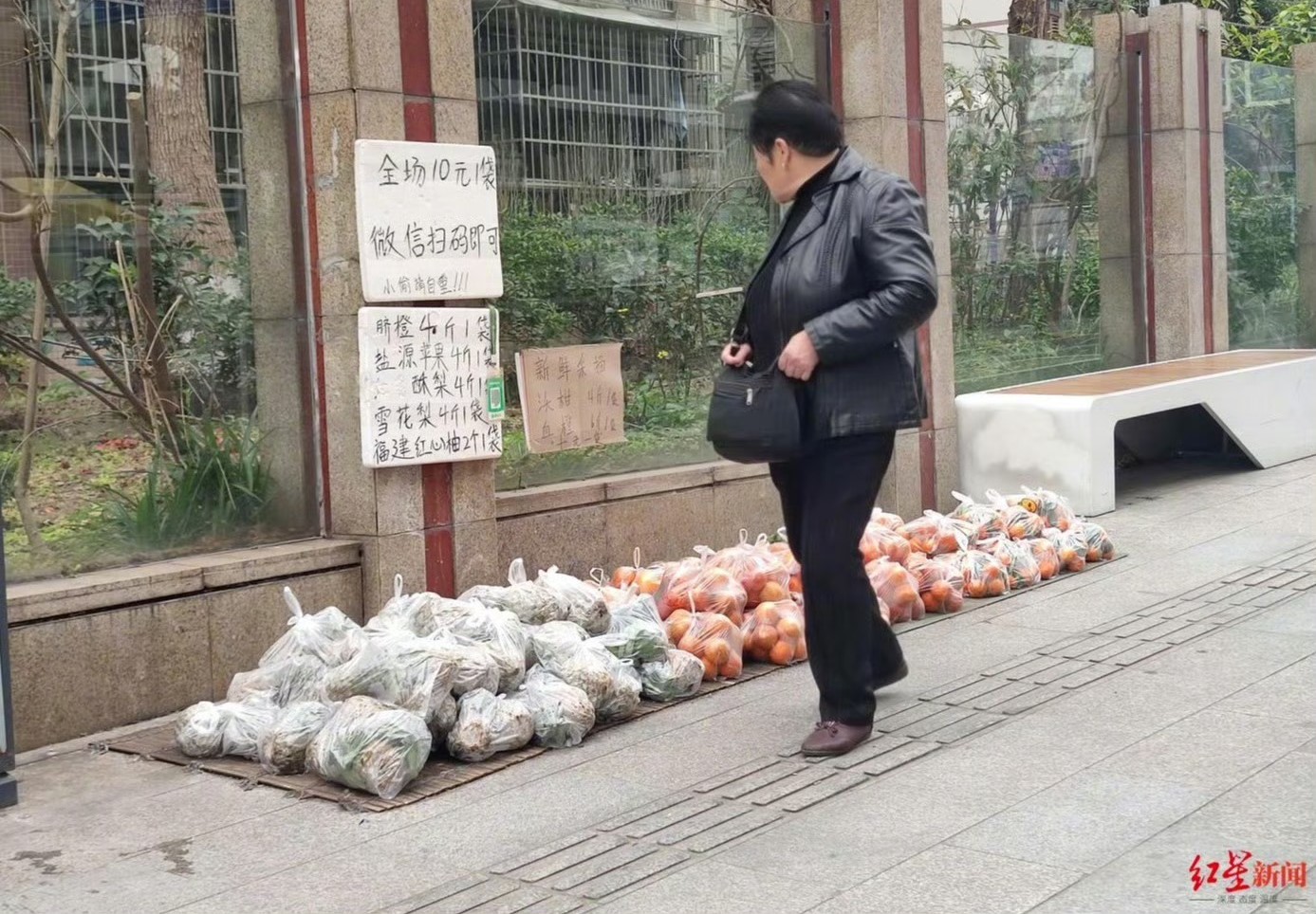 何松林的無人水果攤，讓任由顧客自己選購付費。圖/取自紅星新聞