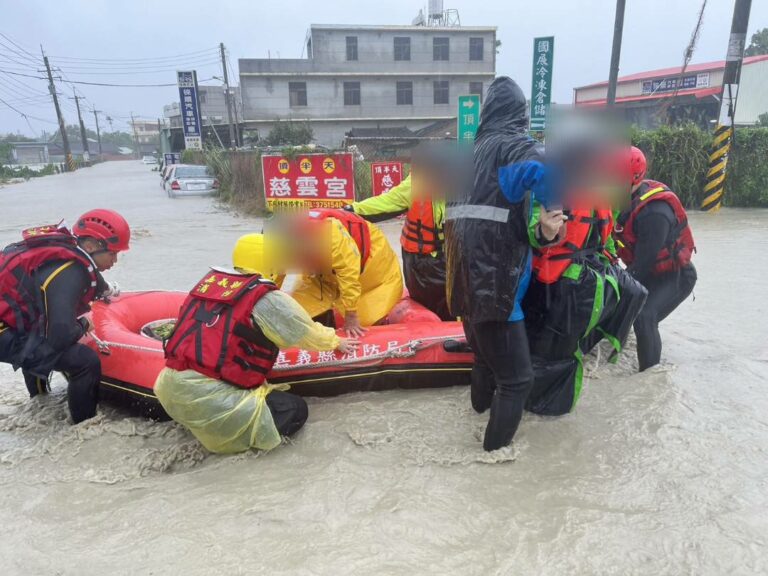 颱風侵襲造成南部地區嚴重淹水，不少民眾在水中嘻戲，醫師就提醒污水中的病菌很多，恐會造成細菌感染引發中耳炎。圖/記者爆料網