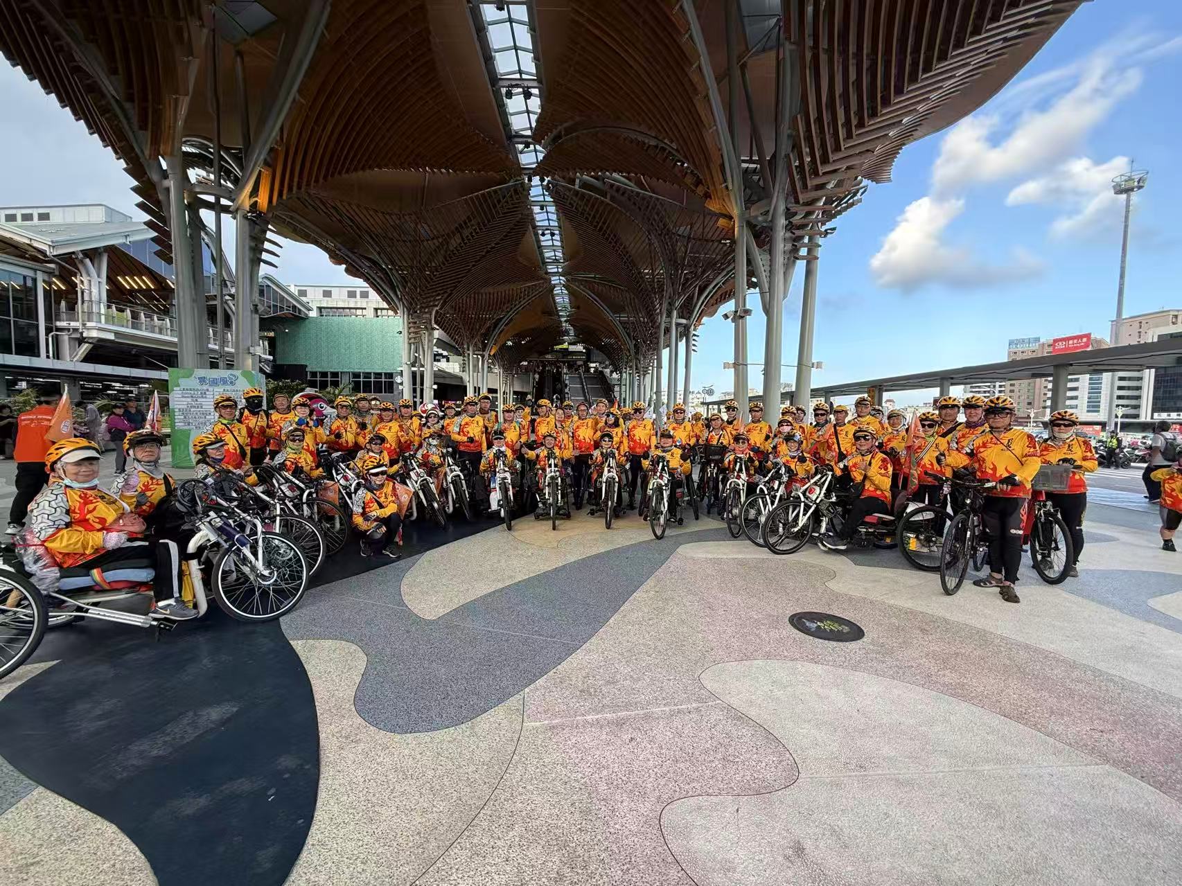 騎行隊抵達花蓮火車站前全體合影。圖/張蔭泉攝