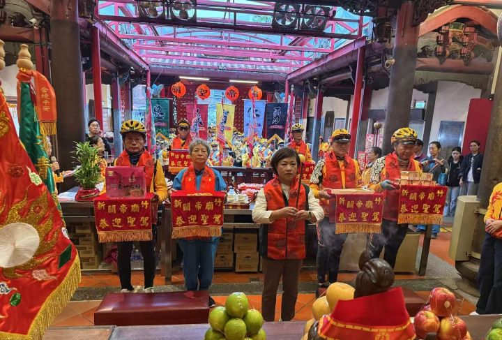 騎行隊抵達新竹關帝廟，江明珠主委（中）擔任祈福官，游同人理事長（後排右二）陪祈，祈望車隊一路順行。圖/張蔭泉攝