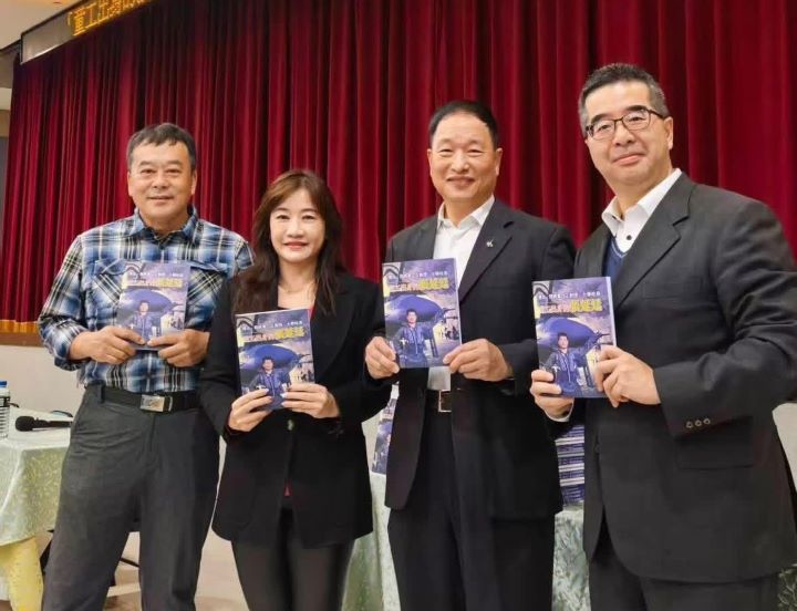 名嘴董智森(左一)、電視節目名主持人王淺秋(左二)、中國國民黨副主席蕭旭岑（右1）前往祝賀張延廷(右二)的新書發表。圖/李吉安提供