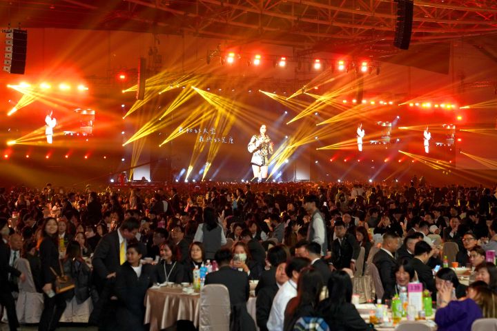 永慶加盟四品牌北台灣斥資2700萬，席開920桌，慰勞北台灣7縣市近萬名夥伴和眷屬。圖 /永慶房產集團提供