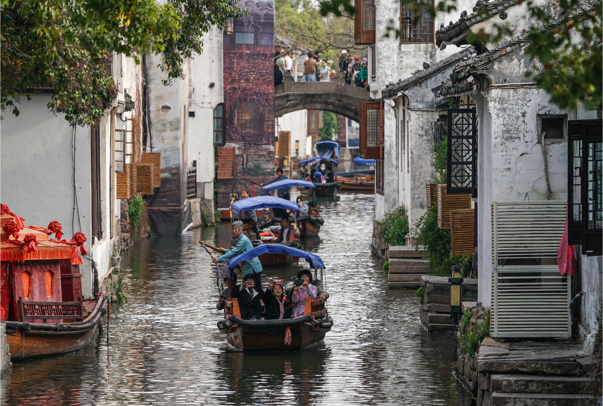 年輕人最受喜歡迎旅遊目的地，往往是景點密集、高鐵、地鐵、公交等設施完善、交通便利的城市。圖/取自新華社