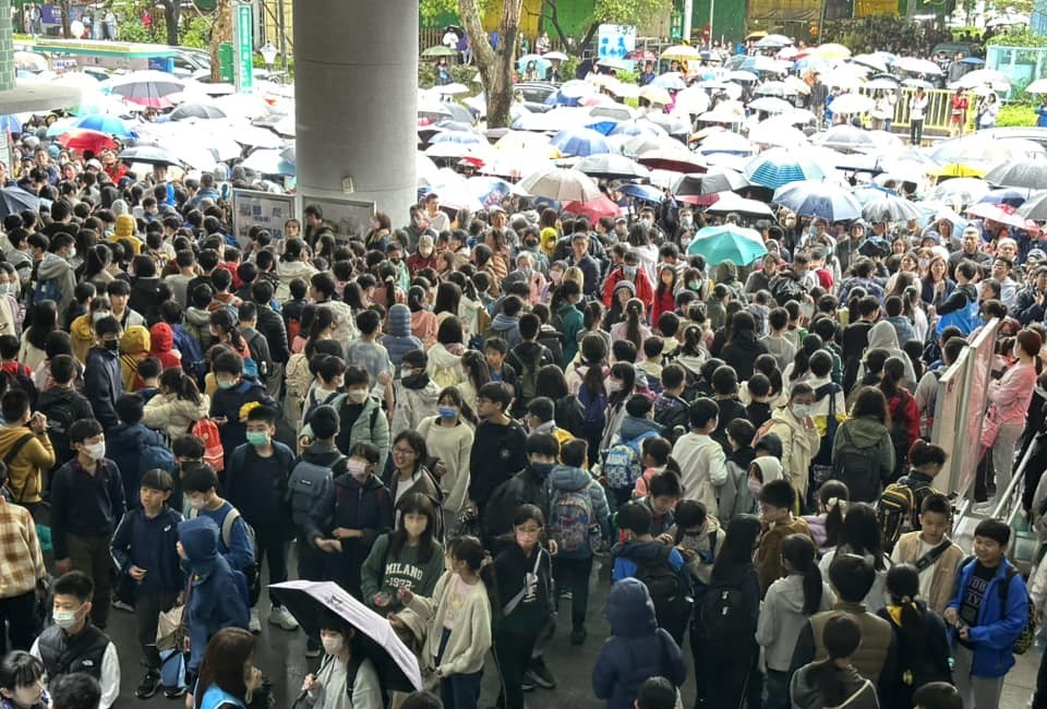 北市延平中學招生考場，人潮滿滿。圖/取自隨寫人臉書