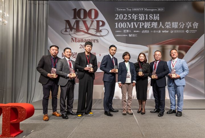 百大經理人行銷業務類頒獎人(右四)中央大學副教授李小梅與得獎者合影,(右二)為歐德傢俱執行長陳國偉。圖/歐德集團提供