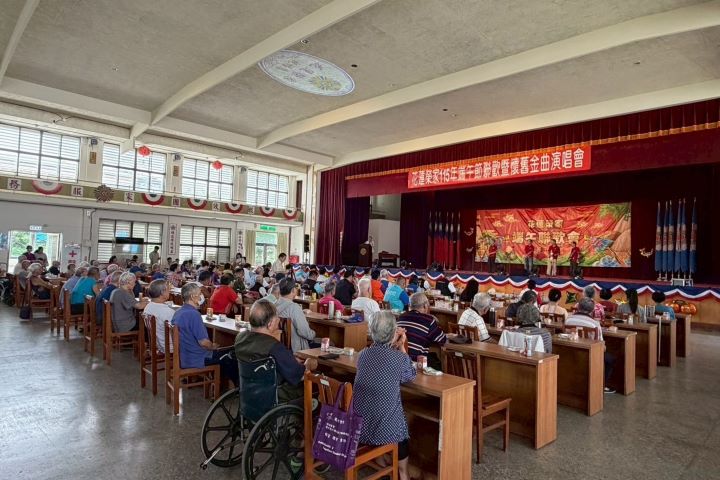 活動現場安排懷舊金曲演唱與節慶聯歡，許多長輩隨著熟悉旋律輕聲哼唱，氣氛溫馨熱絡。圖/魏嘉賢辦公室提供
