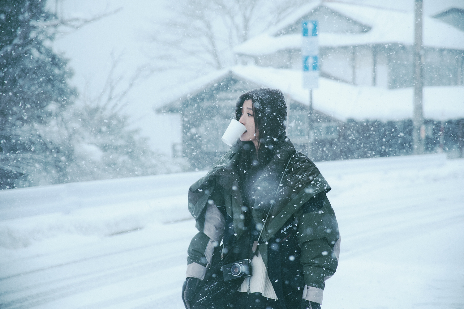 「永遠的玉女」蘇慧倫為MV美景，在大雪中拍攝，一有空檔工作人員就上來抱緊她。圖/相信音樂提供