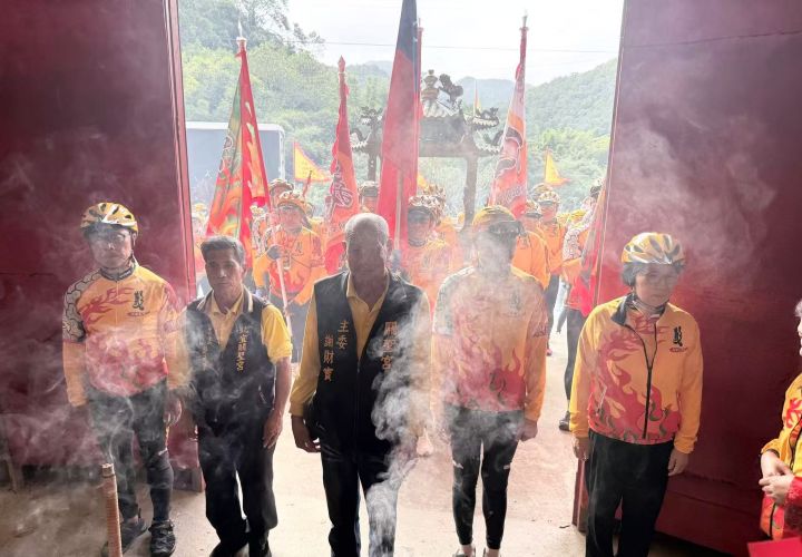騎行隊抵坪林山林關聖宮謝財寶主委祈求關公天佑全台，現場香火燎繞。圖/張蔭泉攝