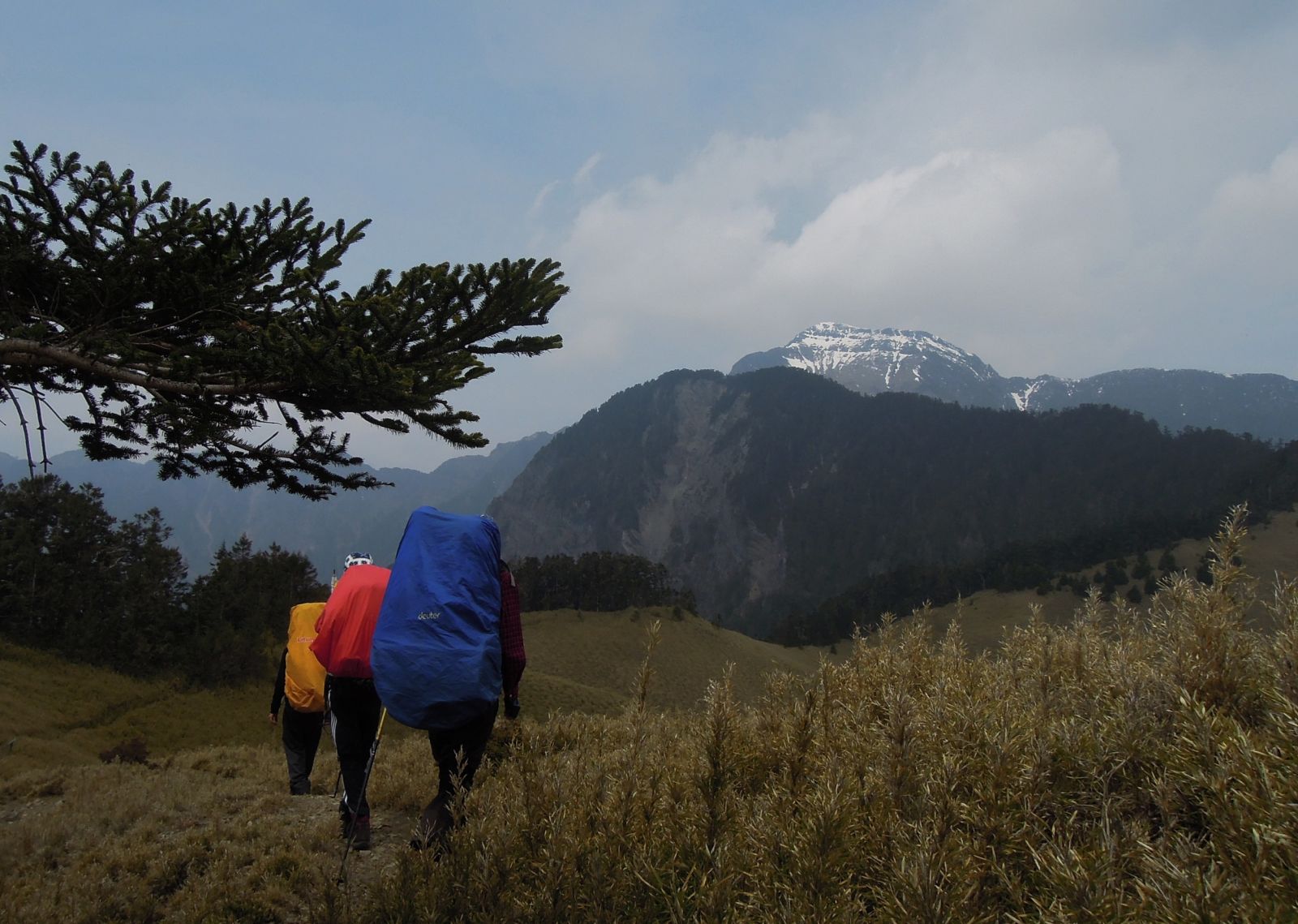 冷氣團接連來襲，醫師提醒冬日登山除注意高山症外，也得留心雪盲、保暖問題。圖/雙和醫院家庭醫學科陳信儒醫師提供。