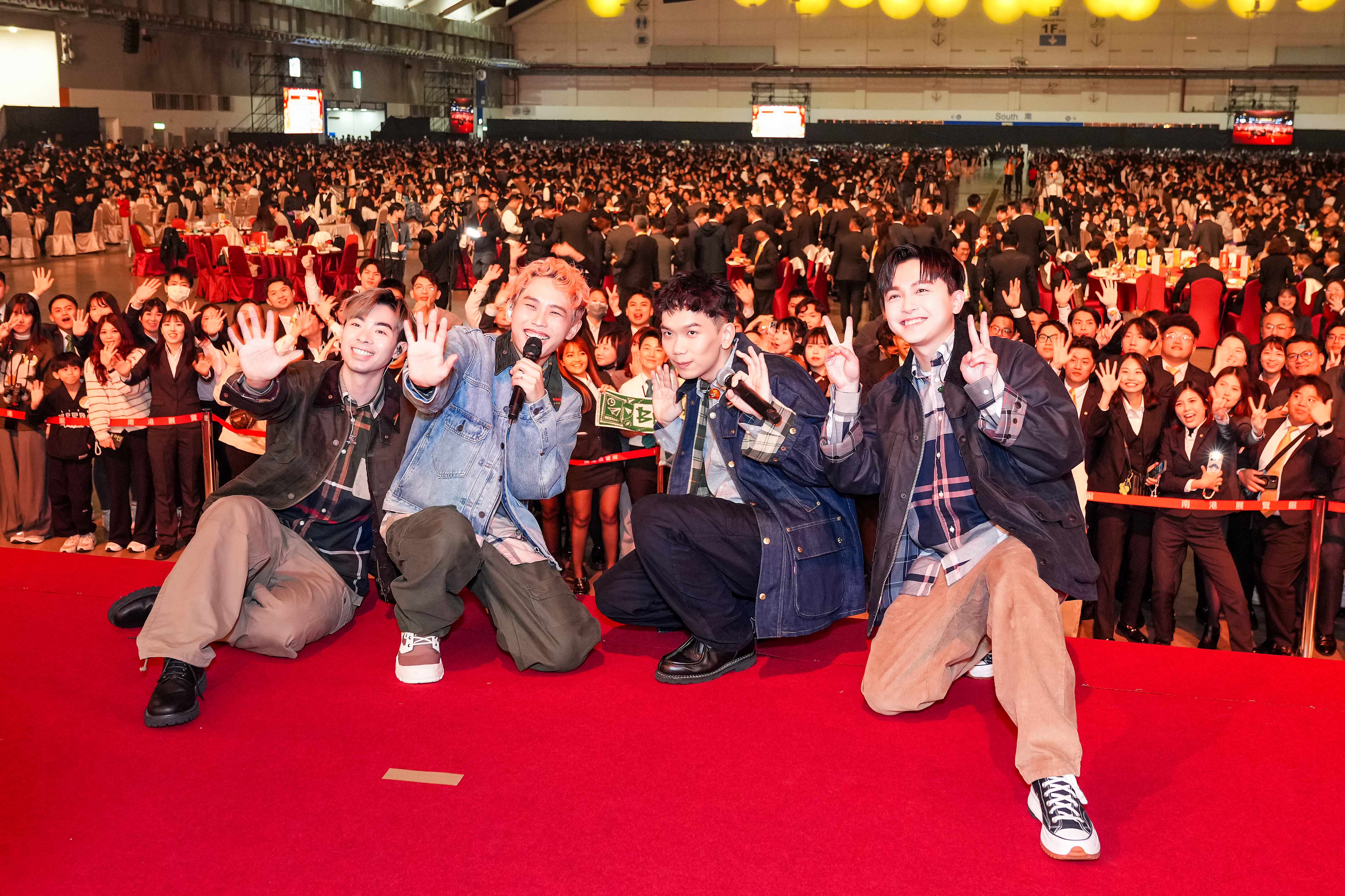 壓軸演出的搖滾天團「八三夭」，用熱血吶喊、唱出青春的不服輸，每首歌都讓全場跟著跳，贏得爆棚掌聲。圖 /永慶房產集團提供