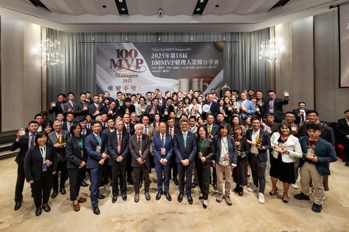 歐德集團執行長陳國偉出席2025第18屆《100MVP經理人》頒獎典禮,與全體得獎者合影留念。圖/歐德集團提供