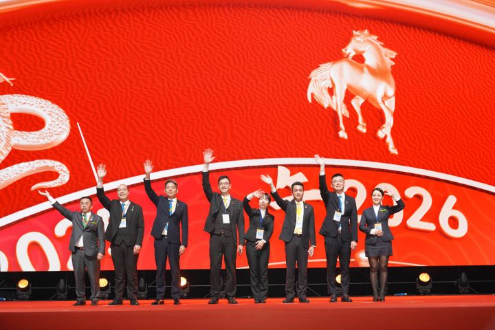 永慶加盟四品牌北區、桃區和竹苗區經管會八位會長，攜手籌辦今年加盟房仲規模最大、達920桌的「北台灣聯歡尾牙」。圖 /永慶房產集團提供