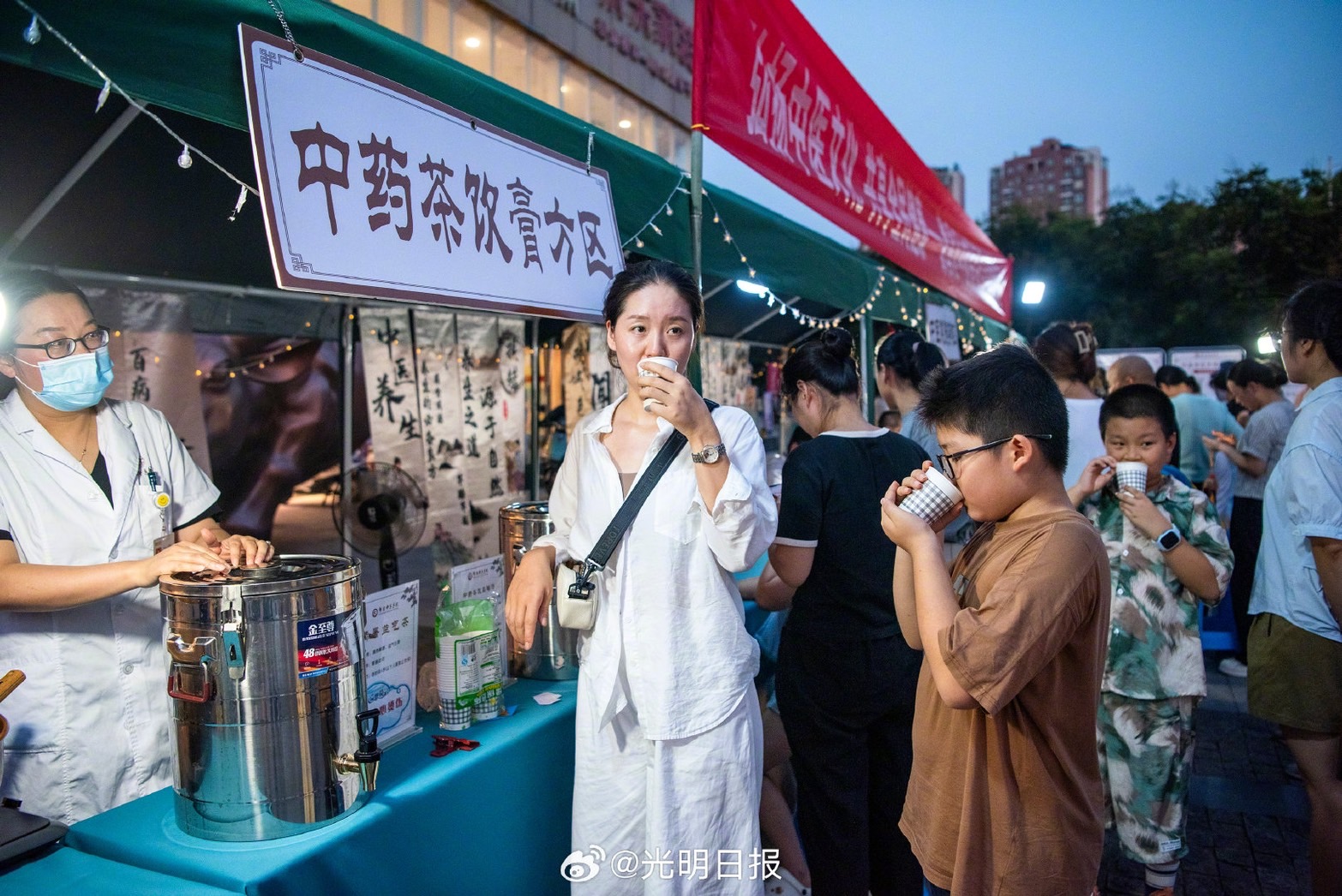 藥食同源的養生理念備受青睞，消費者願意嘗試。圖/取自光明日報微博